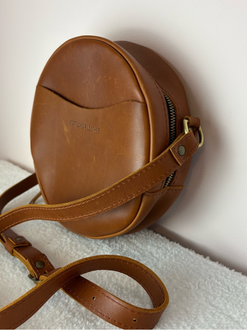 Portland Leather large circle in honey- excellent preloved condition - Picture 3 of 7